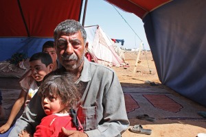Hombre Dom con sus hijos en la su jaima a las afueras de Jordania, ciudad de Madaba. @Taylor Luck