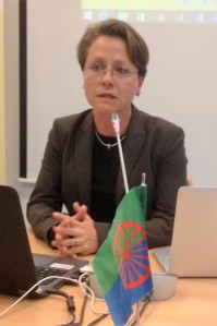 El estudio de Lucie Fremlová rompe con las visiones estereotipadas y prejuiciosas sobre la población romaní y da luz a la diversidad existente en todas las comunidades, normalizando el tema LGBTIQ y aportando mucho material de análisis