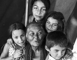 La romafobia y el racismo anti-romaní afecta no solo en la percepción de lo romaní que se tiene desde la sociedad mayoritaria sino que también afecta a la autoimagen y percepción que tienen de sí mismas las personas romanís. Foto: Comunidad Romaní-Antofagasta (Chile) @Carlos Cerulla