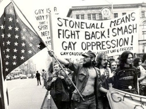 Durante la revolución de Stonewall se crea un movimiento activo que ya no usa la palabra médica homosexual y se identifica con la palabra reivindicativa Gay. Representa el nacimiento de la naturaleza reivindicativa del colectivo LGBTIQ.